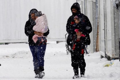 Kledinginzamelactie voor komende winter op Lesbos; Papa's in de kou
